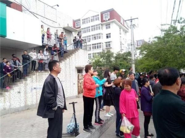 突發(fā)！青島一居民樓發(fā)生爆燃！已造1人死亡，7人受傷！3公里外有震感…
